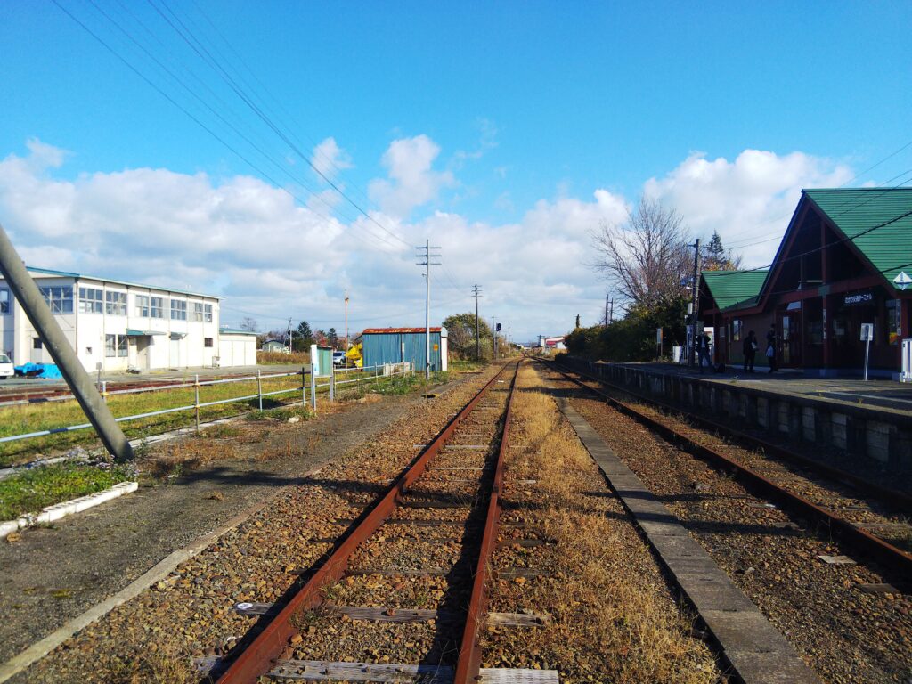 日高本線の鵡川駅ホームから眺めた画像