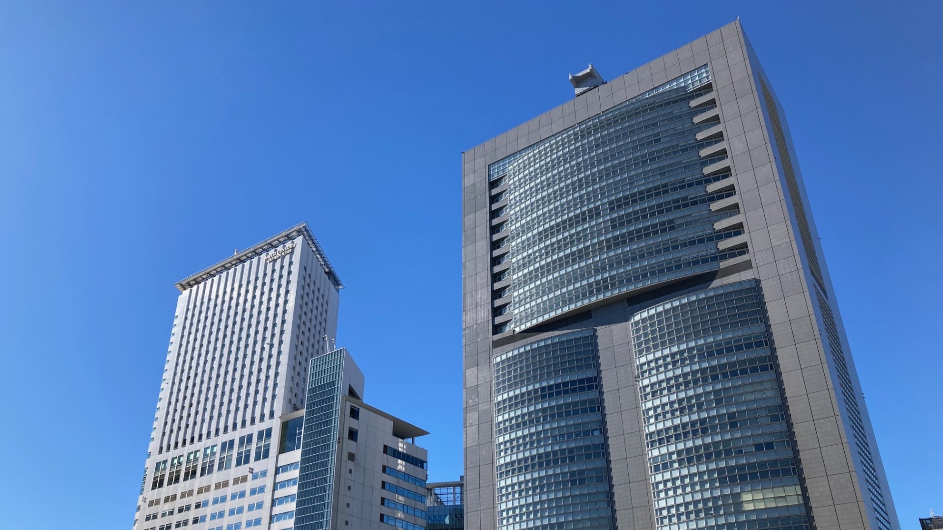 JR東の本社（写真右）